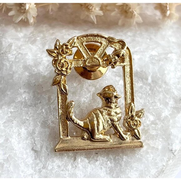 Avon Signed 1990 Touch of Whimsy Cat & Mouse in Window Gold T Vintage Brooch - Picture 1 of 7